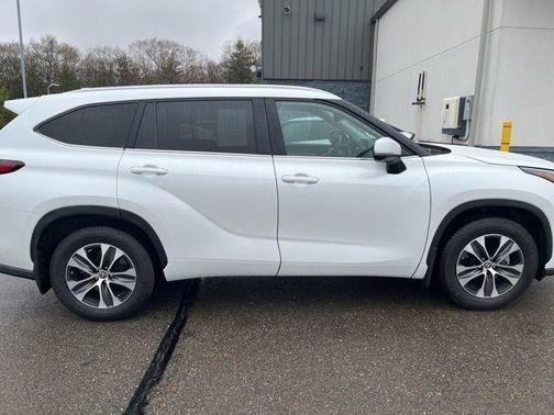 Wind Chill Pearl 2023 Toyota Highlander XLE