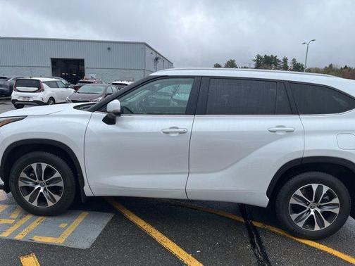Wind Chill Pearl 2023 Toyota Highlander XLE