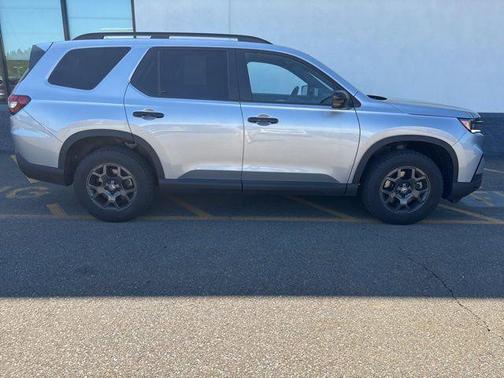 Lunar Silver Metallic 2025 Honda Pilot TrailSport