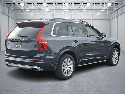 2017 Volvo XC90 T6 Momentum