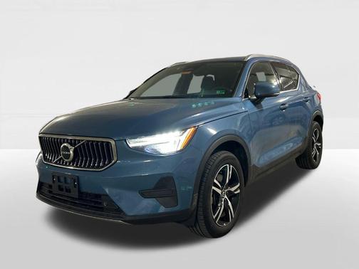 2025 Volvo XC40 B5 Core Bright Theme