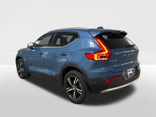 2025 Volvo XC40 B5 Core Bright Theme