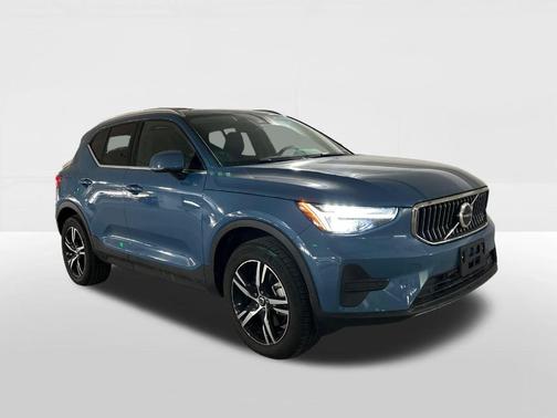 2025 Volvo XC40 B5 Core Bright Theme