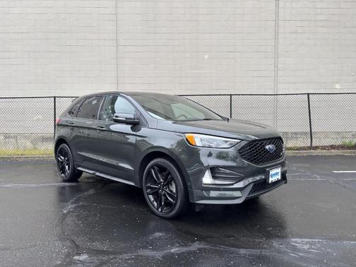 Green 2022 Ford Edge ST