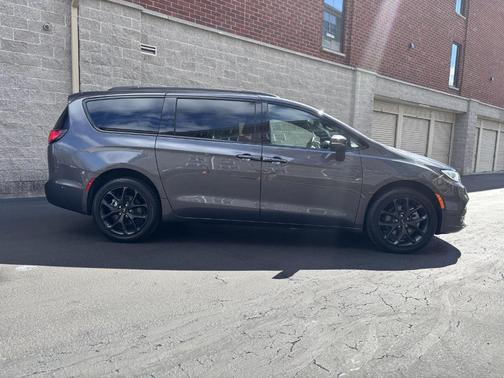 2023 Chrysler Pacifica Touring-L