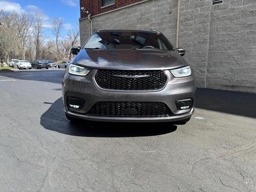 2023 Chrysler Pacifica Touring-L