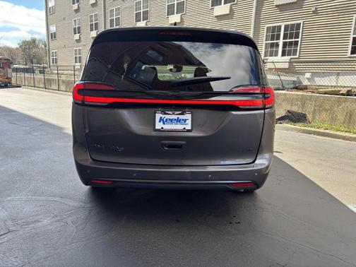 2023 Chrysler Pacifica Touring-L