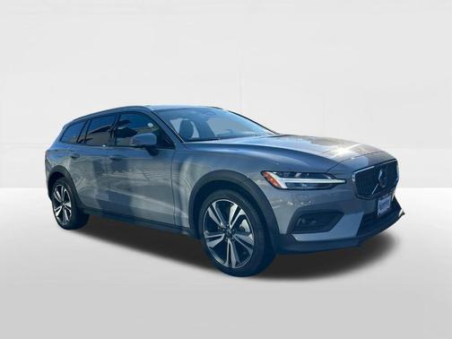 2025 Volvo V60 Cross Country B5 Plus