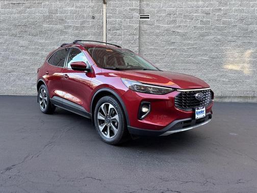 Rapid Red Metallic Tinted Clearcoat 2023 Ford Escape Platinum