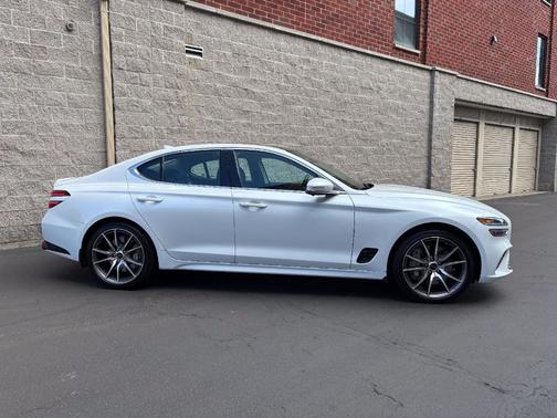 Uyuni White 2026 Genesis G70 2.5T Prestige