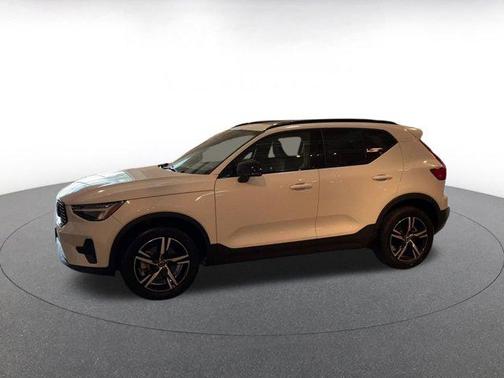 2024 Volvo XC40 B5 Core Dark Theme