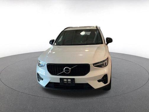 2024 Volvo XC40 B5 Core Dark Theme