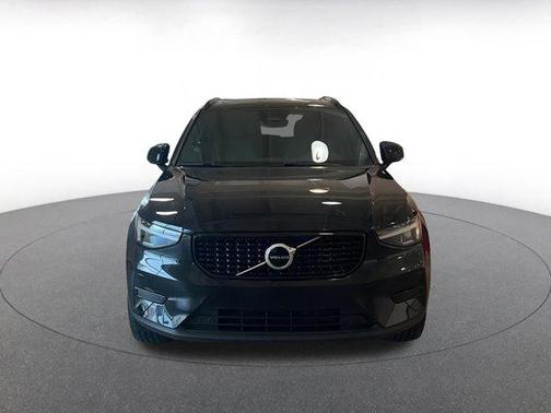 2024 Volvo XC40 B5 Core Dark Theme