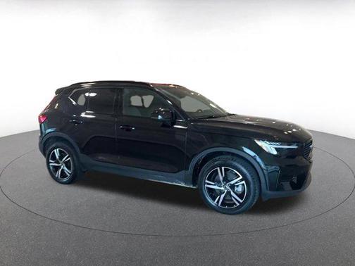 2024 Volvo XC40 B5 Core Dark Theme