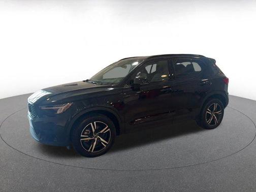 2024 Volvo XC40 B5 Core Dark Theme