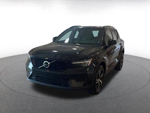 2024 Volvo XC40 B5 Core Dark Theme