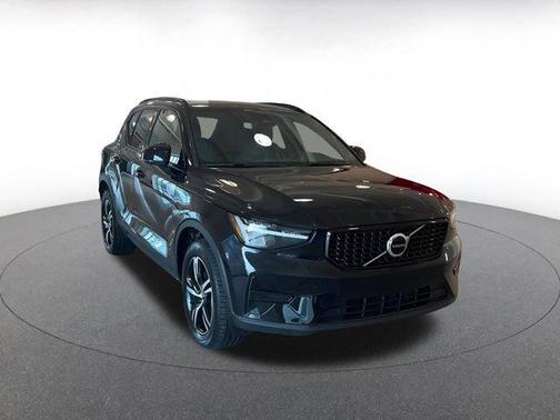 2024 Volvo XC40 B5 Core Dark Theme