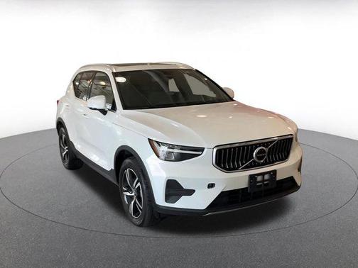 2024 Volvo XC40 CORE