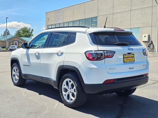 Bright White Clearcoat 2024 Jeep Compass Latitude