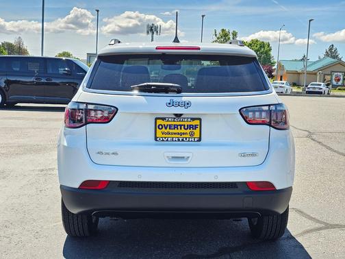 Bright White Clearcoat 2024 Jeep Compass Latitude