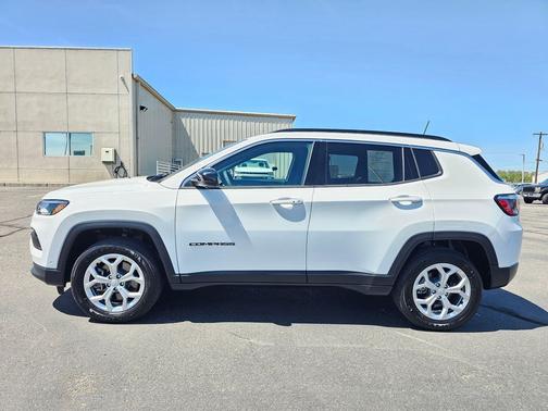 Bright White Clearcoat 2024 Jeep Compass Latitude
