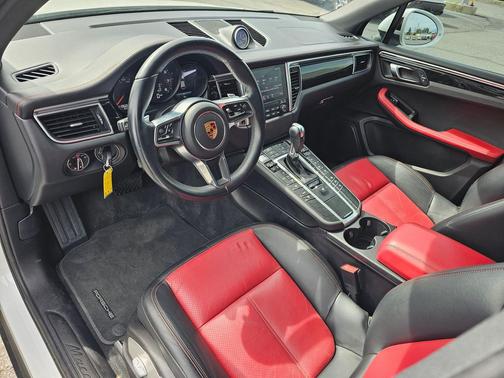 White 2018 Porsche Macan Macan