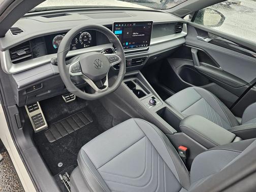 sandstone 2026 Volkswagen Tiguan 2.0T SE R-Line Black 4MOTION