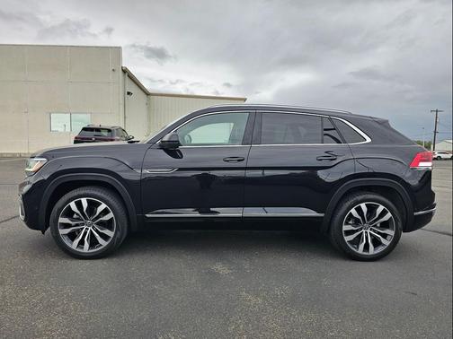 Deep Black Pearl 2023 Volkswagen Atlas Cross Sport 3.6L V6 SEL Premium R-Line