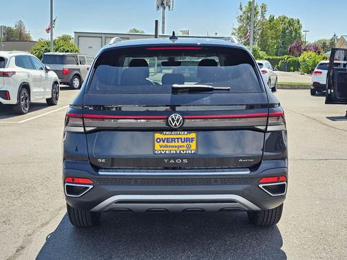 Deep Black Pearl 2026 Volkswagen Taos SE