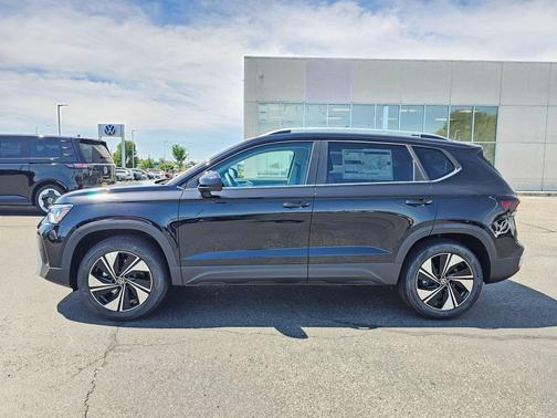 Deep Black Pearl 2026 Volkswagen Taos SE