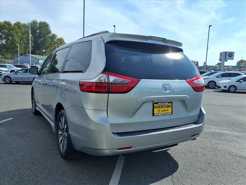 2020 Toyota Sienna XLE