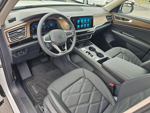 opal white pearl 2026 Volkswagen Atlas 2.0T SE