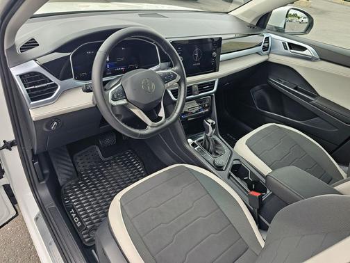 Pure White 2025 Volkswagen Taos 1.5T SE