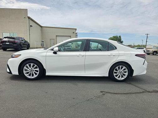Wind Chill Pearl/Midnight Black Metallic 2024 Toyota Camry SE