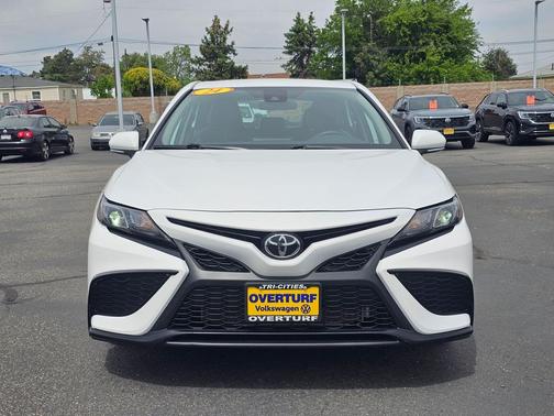 Wind Chill Pearl/Midnight Black Metallic 2024 Toyota Camry SE