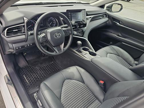 Wind Chill Pearl/Midnight Black Metallic 2024 Toyota Camry SE