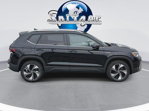 Deep Black Pearl Effect 2026 Volkswagen Taos 1.5T SE
