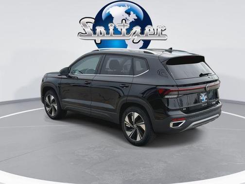 Deep Black Pearl Effect 2026 Volkswagen Taos 1.5T SE
