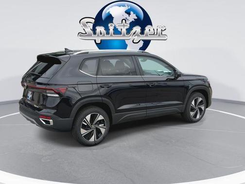 Deep Black Pearl Effect 2026 Volkswagen Taos 1.5T SE