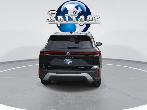 Deep Black Pearl Effect 2026 Volkswagen Tiguan 2.0T SE