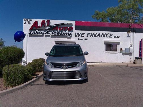 Silver Sky Metallic 2018 Toyota Sienna XLE