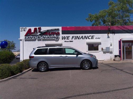 Silver Sky Metallic 2018 Toyota Sienna XLE