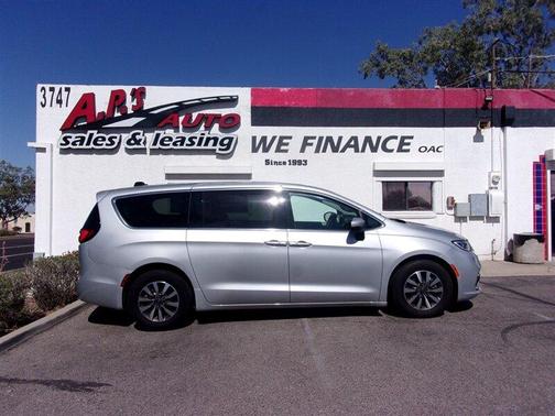 2023 Chrysler Pacifica Hybrid Touring L
