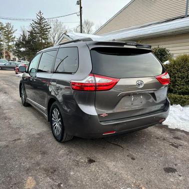 2018 Toyota Sienna XLE