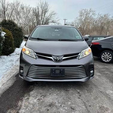 2018 Toyota Sienna XLE