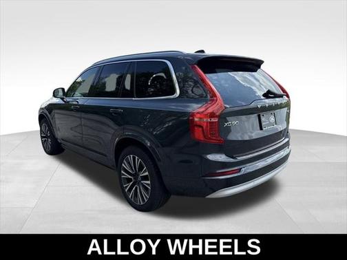 2022 Volvo XC90 T6 Momentum