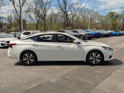 Pearl White Tricoat 2021 Nissan Altima 2.5 SL