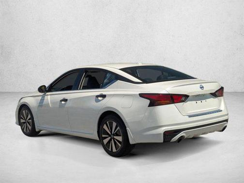 Pearl White Tricoat 2021 Nissan Altima 2.5 SL