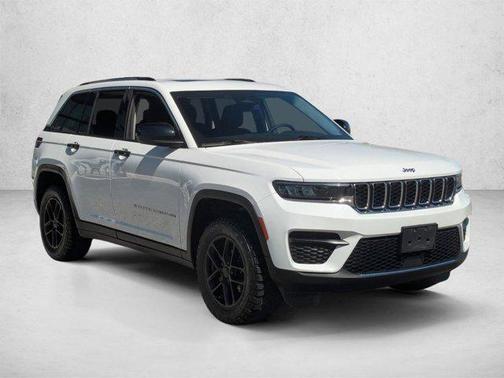 Bright White Clearcoat 2023 Jeep Grand Cherokee Laredo