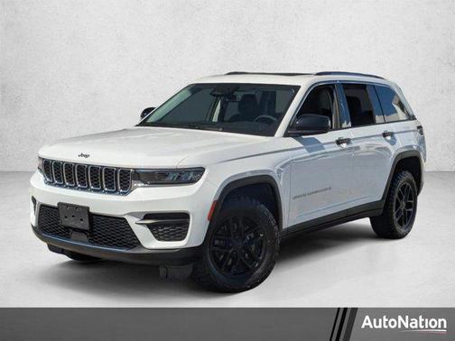 Bright White Clearcoat 2023 Jeep Grand Cherokee Laredo